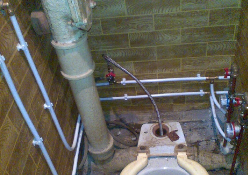 Монтаж водопроводных труб в доме