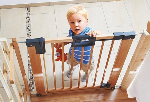 Ограждение лестницы от детей: что нужно знать