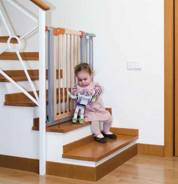 Ограждение лестницы от детей: что нужно знать
