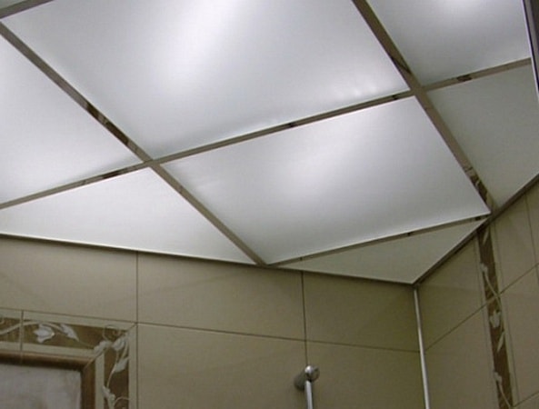 Основные этапы установки алюминиевых потолков в ванной