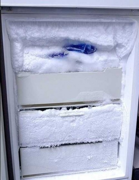 Основные причины, почему холодильник сильно морозит
