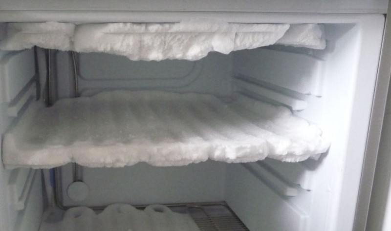Основные причины, почему холодильник сильно морозит