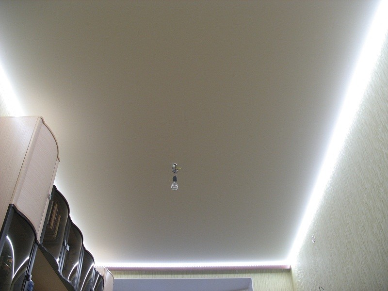 Освещение комнаты и коридора светодиодной лентой