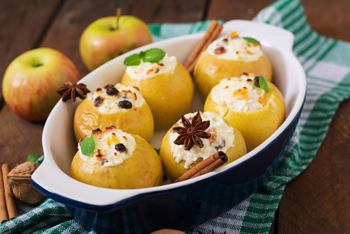 Печеные яблоки с творогом и изюмом в духовке рецепт с фото
