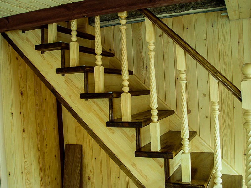 Перила деревянные: особенности материалов и конструкции