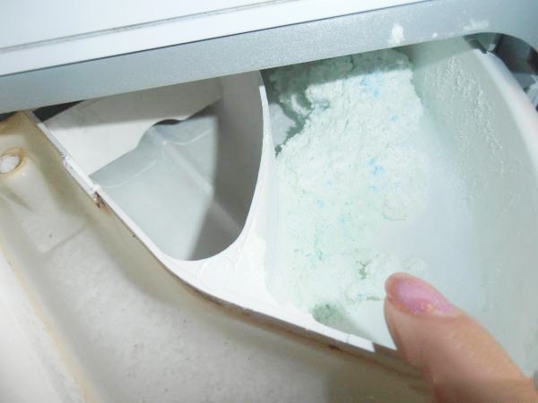 Почему в стиральной машине остается порошок?