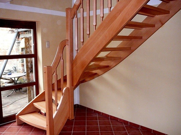 Проекты лестниц на второй этаж: как выбрать лучший вариант