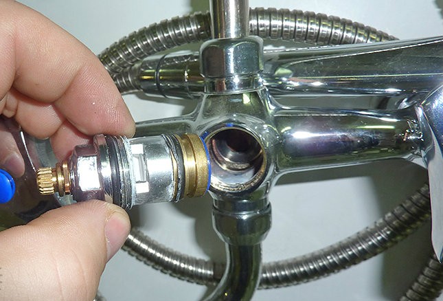 Ремонт смесителя для ванной: причины поломки и способы ремонта