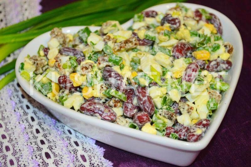 Салат из кукурузы, горошка, фасоли и сухариков, рецепт с фото