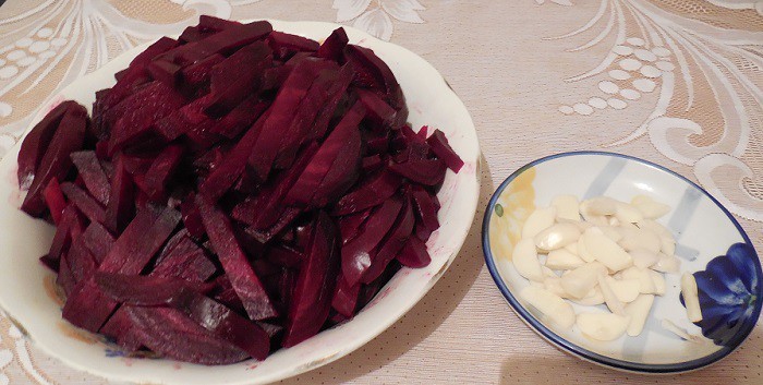 Салат из свеклы с чесноком на зиму рецепт с фото
