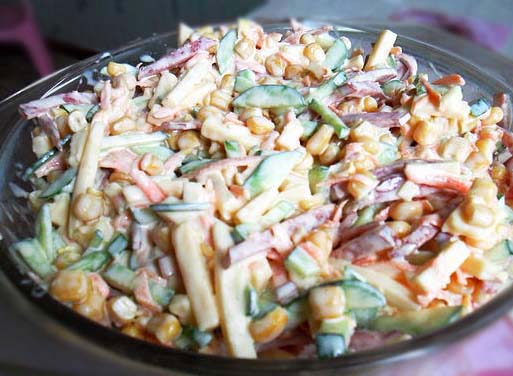 Салат с колбасой, сухариками и кукурузой рецепт с фото