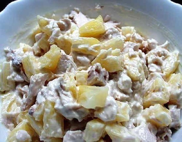 Салат с курицей, ананасом, сыром и яйцами рецепт с фото