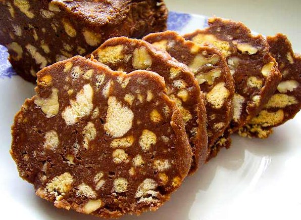 Шоколадная колбаска из печенья со сгущенкой, рецепт с фото