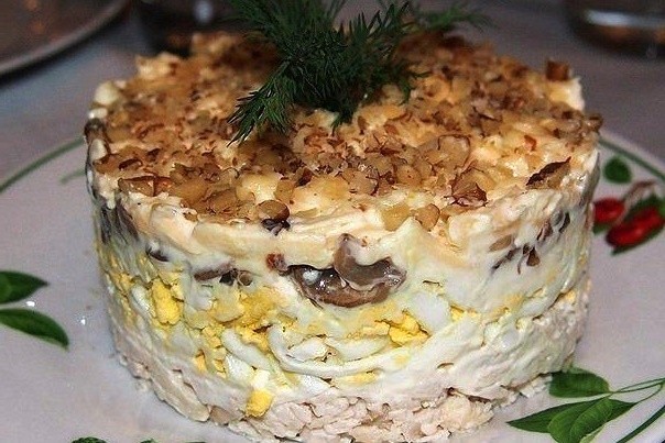 Слоеный салат с курицей, грибами и картошкой рецепт с фото