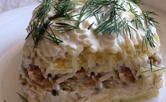 Слоеный салат с курицей, грибами и картошкой рецепт с фото