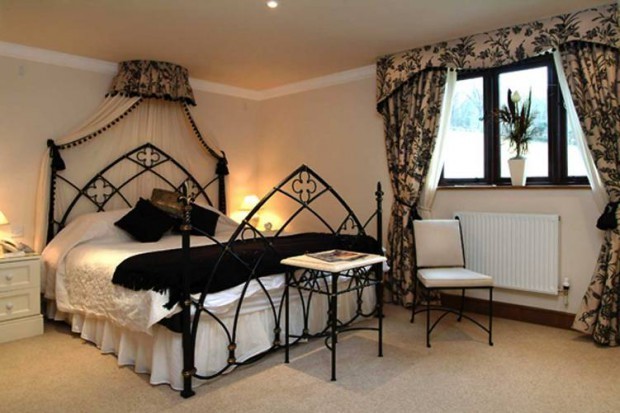 Спальня в готическом стиле: основные элементы, рекомендации по оформлению