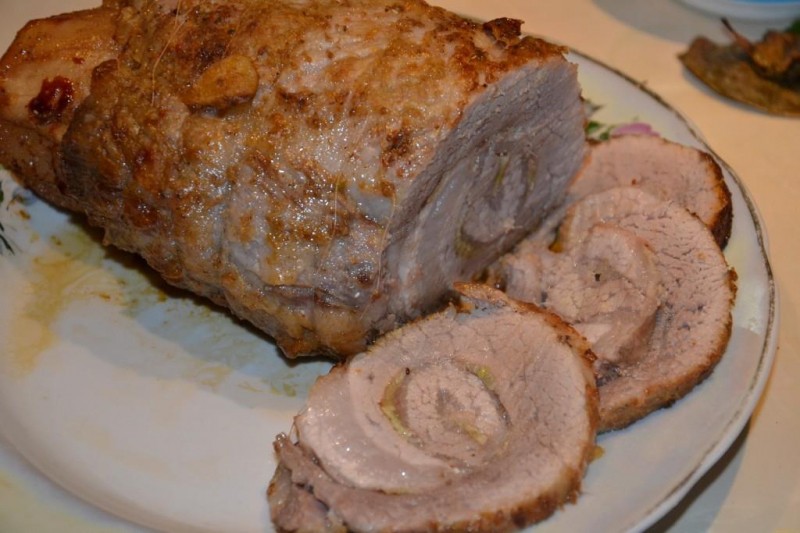 Свиная шея в духовке, запеченная целым куском – рецепт с фото