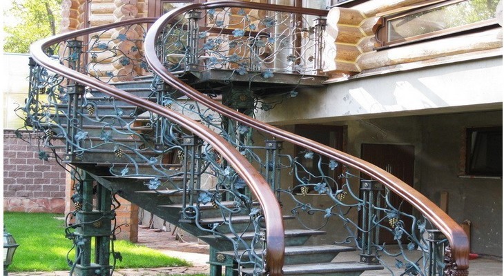 Уличная лестница на второй этаж: ее особенности и виды