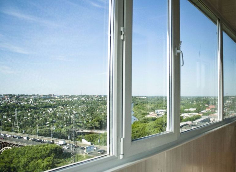 Улучшенные стеклопакеты на балкон: как выбрать и установить