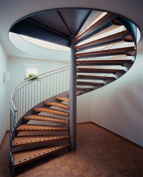 Винтовая лестница на второй этаж: материалы и особенности монтажа
